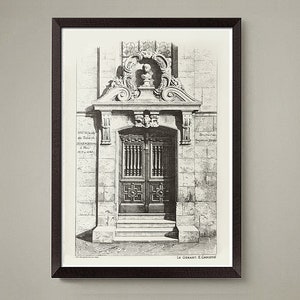 Puede incluir: Un dibujo en blanco y negro de una puerta con un arco de piedra decorativo y una puerta de madera con barrotes de hierro. El texto "Hotel de la Banque des Petits-M&eacute;nages &agrave; Paris, 1872" es visible en la pared.