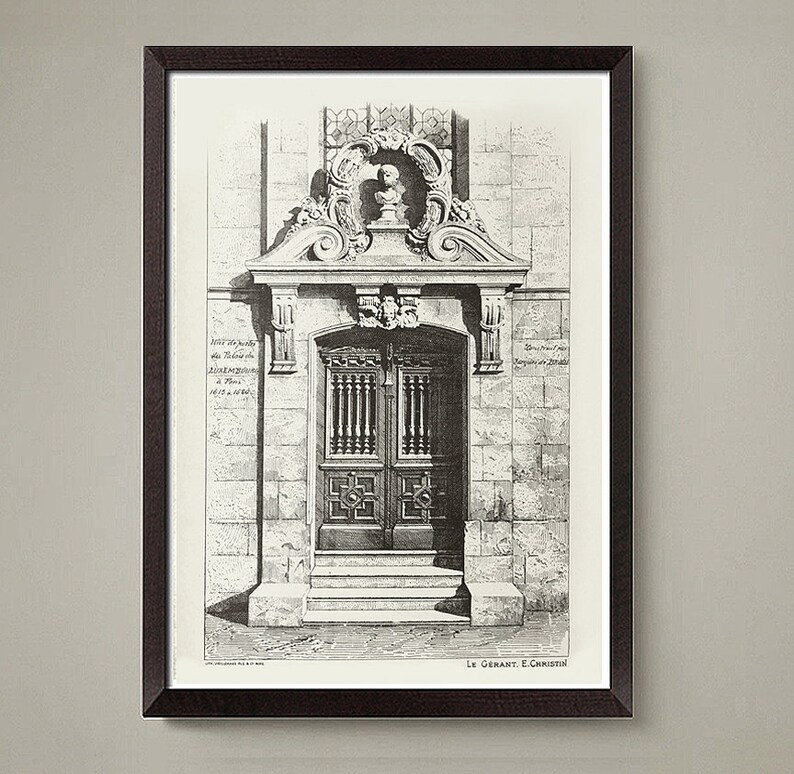 Puede incluir: Un dibujo en blanco y negro de una puerta con un arco de piedra decorativo y una puerta de madera con barrotes de hierro. El texto "Hotel de la Banque des Petits-M&eacute;nages &agrave; Paris, 1872" es visible en la pared.