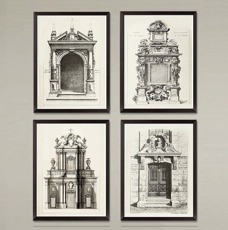 Puede incluir: Conjunto de cuatro estampas arquitect&oacute;nicas en blanco y negro que presentan dibujos detallados de puertas y arcos ornamentados. Las estampas est&aacute;n enmarcadas en marcos negros y se exhiben en una pared gris claro.