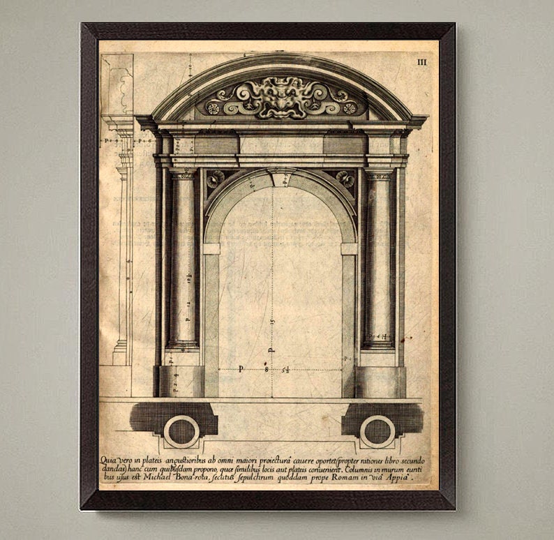 Op de afbeelding: Een vintage architectonische tekening van een boog met een decoratief bovenstuk. De tekening is in zwart-wit en heeft een bruine achtergrond. De tekst "III" staat in de rechterbovenhoek van de tekening. De tekst "Quia vero in plateis angultioribus ab omni maiori proiecturi cauere oportet/fpropter nationer bibro secundo dandas) hand cur cum quibufdam propone, qu&aelig; fimilibus locis aut platis conuenient. Columns in murum eunti bus ut est Michad Bona rota, feclities fepulchrum quoddam prope Romam in vid Appia" staat onderaan de tekening.