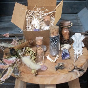 Mystery Box mit 3 Kuriositäten + 1 handgefertigte Kreation, Überraschungsbox Kuriositätenkabinett