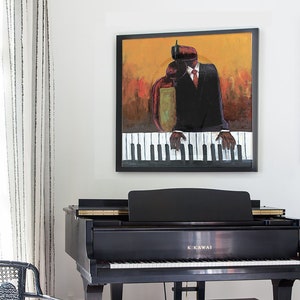 Op de afbeelding: Een zwarte vleugelpiano met een zwarte pianokruk er voor. De piano heeft een gouden inscriptie met de tekst "K. Kawai". Een wit koeienhuidkleed ligt op de vloer voor de piano. Een zwart-wit gestreepte stoel met een zwarte rieten rugleuning staat op de achtergrond. Een ingelijst schilderij van een persoon die piano speelt, hangt aan de muur boven de piano.