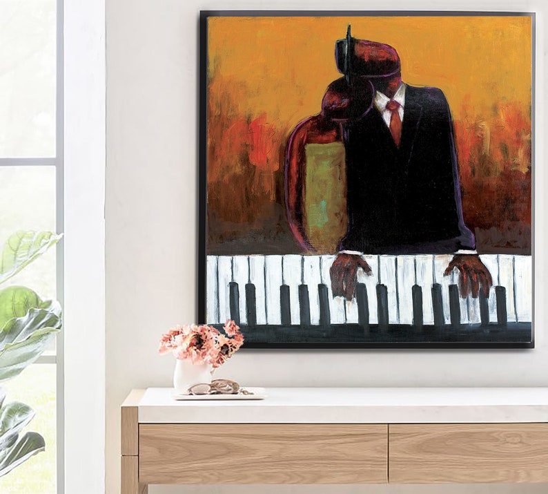 Op de afbeelding: Een schilderij van een persoon die piano speelt. De persoon draagt een pak en een hoed. De toetsen van de piano zijn zwart en wit. De achtergrond is warm oranje.
