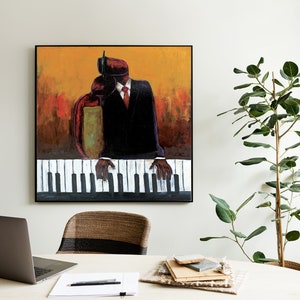 Op de afbeelding: Een ingelijst schilderij van een man in pak die piano speelt. Het schilderij heeft een gele achtergrond met rode en oranje accenten. Het gezicht van de man is bedekt door een hoed. De toetsen van de piano zijn zwart en wit.