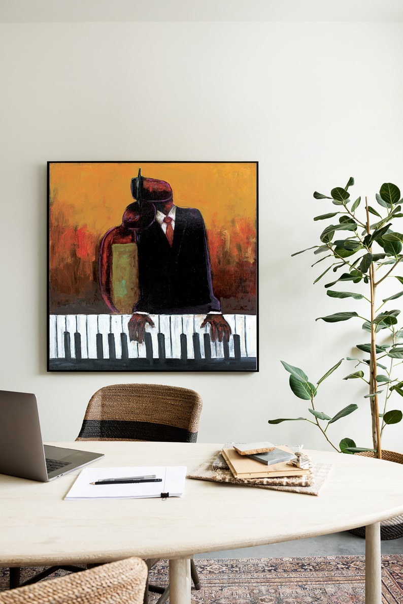 Op de afbeelding: Een ingelijst schilderij van een man in pak die piano speelt. Het schilderij heeft een gele achtergrond met rode en oranje accenten. Het gezicht van de man is bedekt door een hoed. De toetsen van de piano zijn zwart en wit.