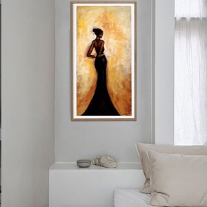 Op de afbeelding: Een schilderij van een vrouw in een lange zwarte jurk, die met haar rug naar de kijker staat. De achtergrond is warm geel en oranje.