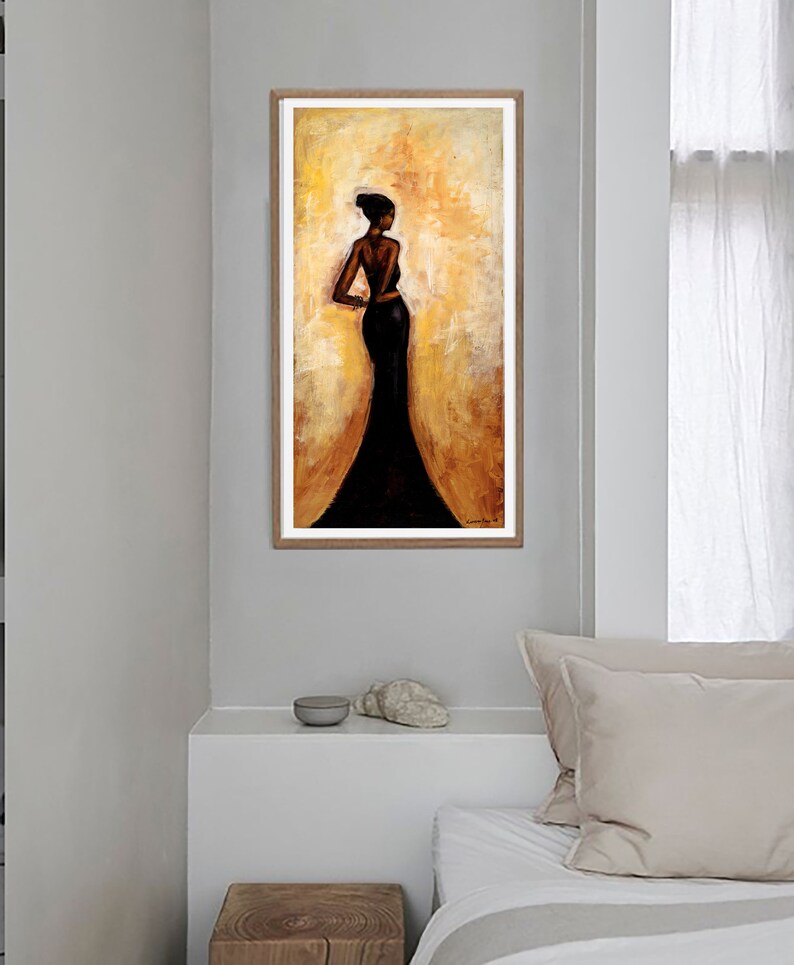 Op de afbeelding: Een schilderij van een vrouw in een lange zwarte jurk, die met haar rug naar de kijker staat. De achtergrond is warm geel en oranje.