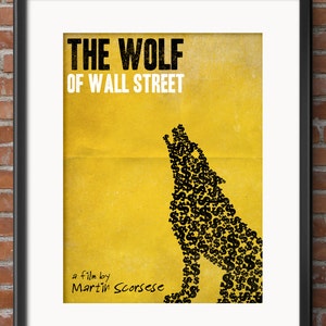 Pode incluir: Um p&ocirc;ster amarelo com o texto "The Wolf of Wall Street" e uma silhueta de lobo feita de sinais de d&oacute;lar. O texto "a film by Martin Scorsese" est&aacute; na parte inferior do p&ocirc;ster.