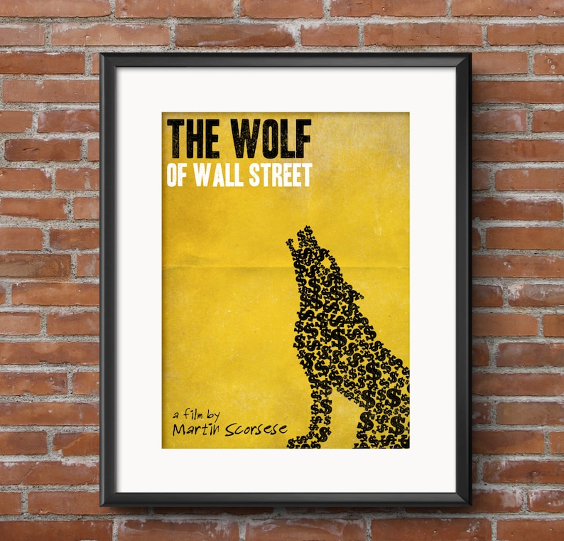 Pode incluir: Um p&ocirc;ster amarelo com o texto "The Wolf of Wall Street" e uma silhueta de lobo feita de sinais de d&oacute;lar. O texto "a film by Martin Scorsese" est&aacute; na parte inferior do p&ocirc;ster.