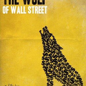 Pode incluir: Um p&ocirc;ster amarelo com texto preto que diz "The Wolf of Wall Street" e "a film by Martin Scorsese". Uma silhueta de lobo &eacute; feita de sinais de d&oacute;lar.
