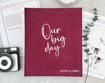 Könnte beinhalten: Fotoalbum aus burgunderfarbenem Samt mit dem Text "Our big day" in weißen Buchstaben und den Namen "Janny & Mike" unten.