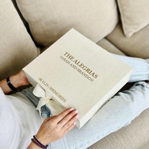 Gepersonaliseerde bruiloft aandenkendoos, aangepaste bruiloft herinneringsdoos voor fotoalbum, gastenboek of plakboek, trouwkaartdoos, trouwjurkdoos.
