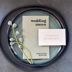 Broszury z menu weselnym Greenery, nowoczesne menu na kolację weselną, spersonalizowany folder z menu weselnym, spersonalizowane menu na kolację okolicznościową