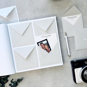 Libro de visitas con fotos de boda con sobres y tarjetas de deseos en el interior / Incluye pegatinas de corazón para sobres