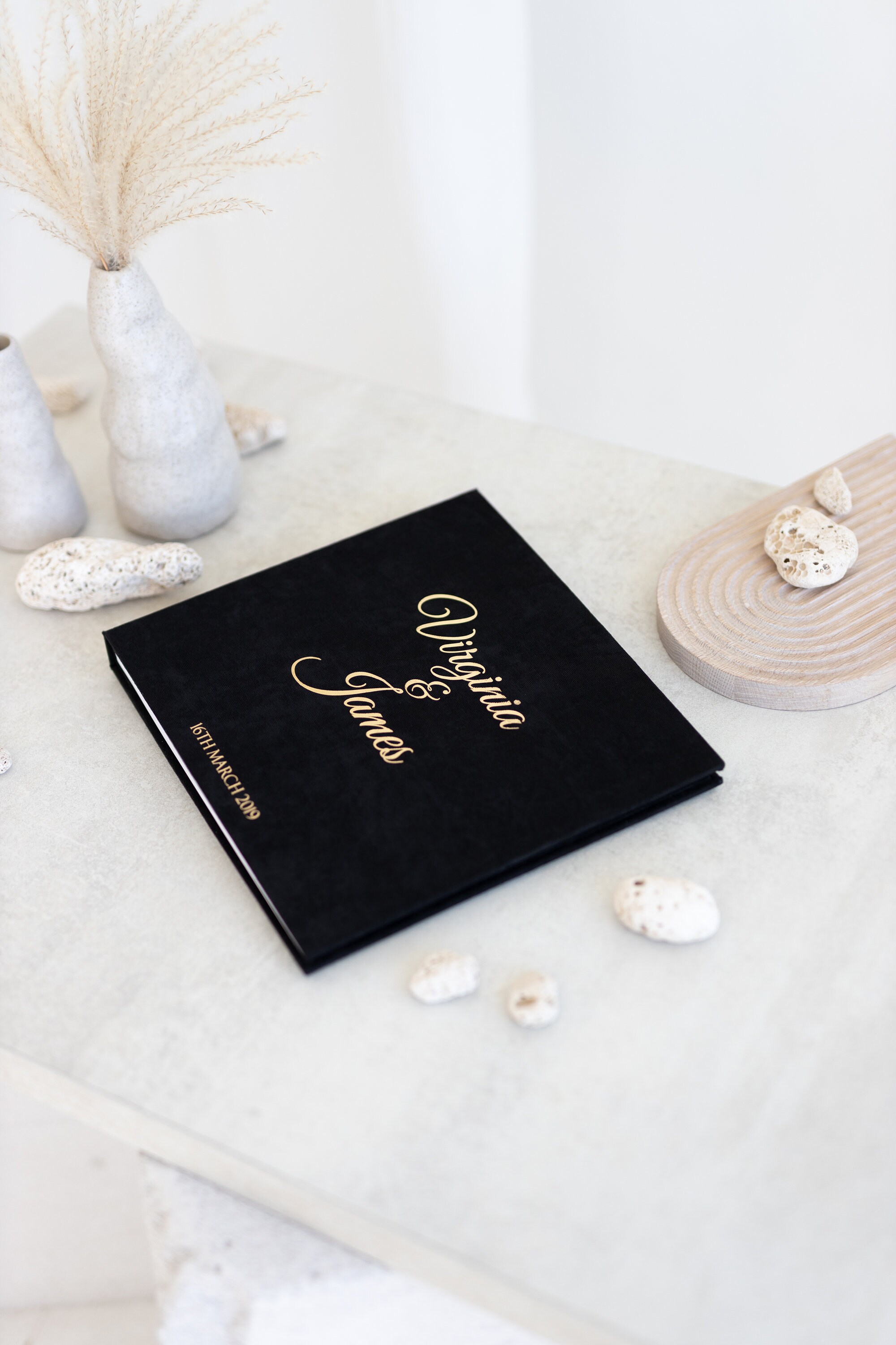 UTTSCHEID Libro Degli Ospiti Per Matrimonio – Copertina In Mate Nero Carbonio, 100 Pagine Numerate 90g/m², Formato A4, Nastro Segnalibro, Made In France