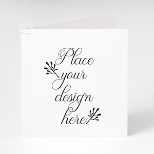 Mockup wenskaart, mock-up vierkante wenskaart, mock-up vierkante uitnodigingskaart, mock-upsjabloon staande kaart