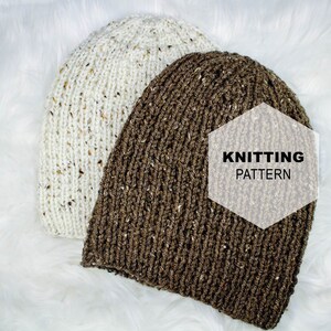 Könnte beinhalten: Zwei gestrickte Mützen, eine weiße mit braunen Flecken und eine braune mit weißen Flecken. Die braune Mütze trägt den Text "Knitting Pattern".