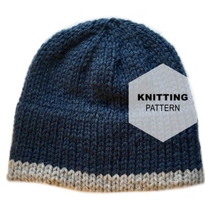 Könnte beinhalten: Strickmuster für eine dunkelblaue Mütze mit grauem Rand.