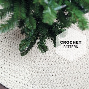 Könnte beinhalten: Weißer Häkelbaumrock mit einem grünen Weihnachtsbaum darauf. Der Text "CROCHET PATTERN" ist im Bild sichtbar.