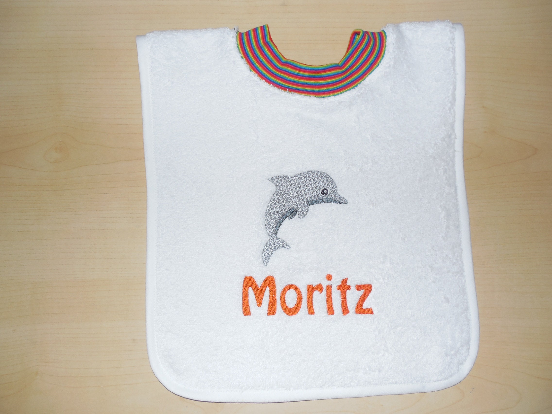 Towel bib in white with name and embroidered image