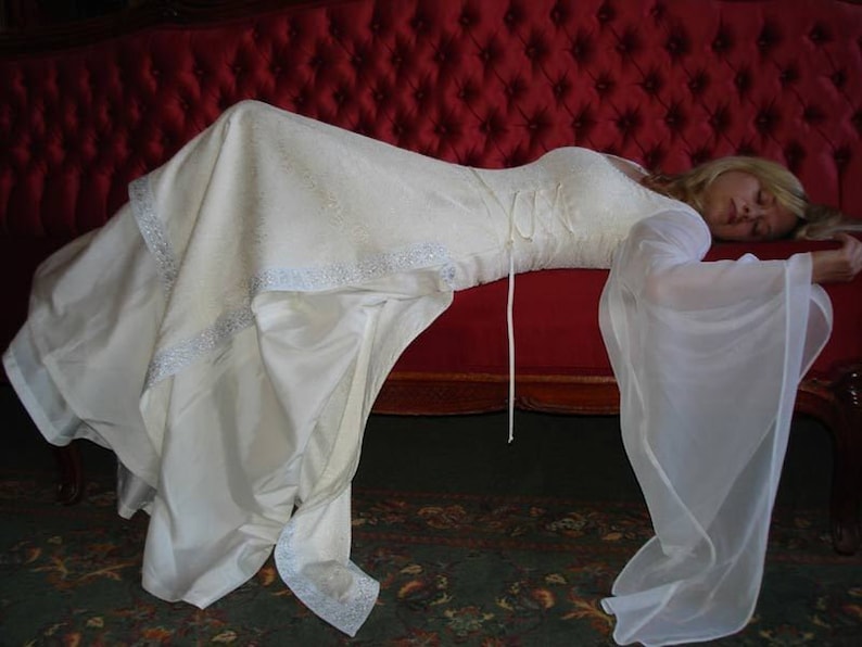 Robe de mariée à laçage latéral image 1