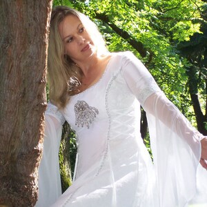 Robe de mariée blanche avec lacets aus manches image 3