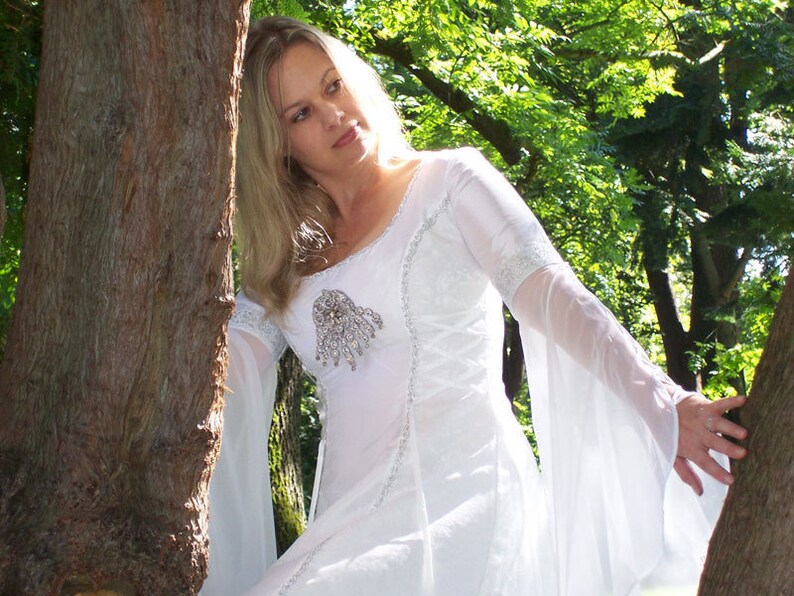 Robe de mariée blanche avec lacets aus manches image 3