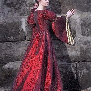 Robe renaissance de couleur bordeaux image 3