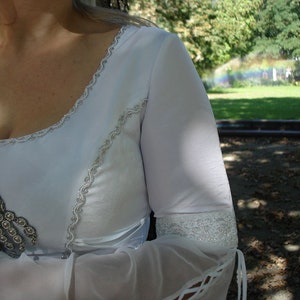 Robe de mariée blanche avec lacets aus manches image 4