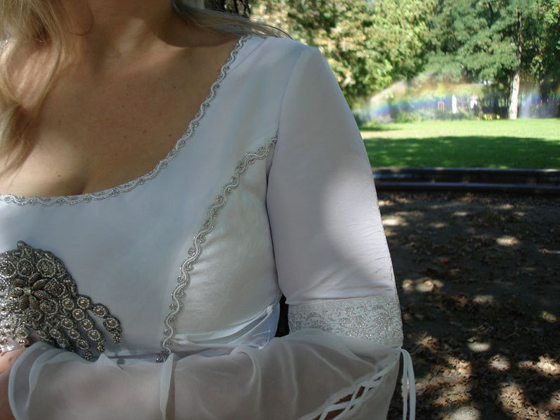 Robe de mariée blanche avec lacets aus manches image 4