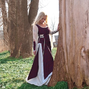 Historisches Brautkleid hier in dunkelrot Bild 1