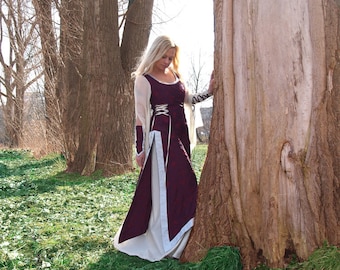 Robe de mariée historique ici en rouge foncé