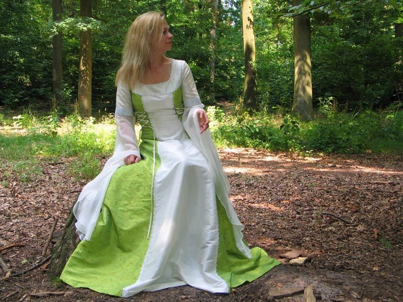 Trouwjurk hier in groen met witte chiffon mouwen afbeelding 3