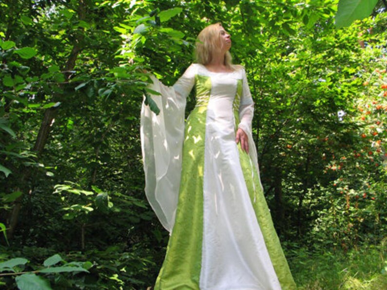 Trouwjurk hier in groen met witte chiffon mouwen afbeelding 2