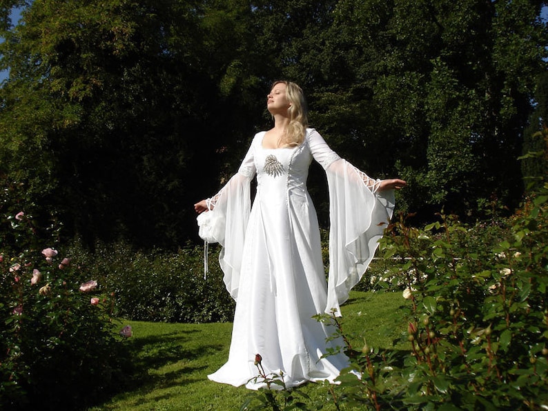 Robe de mariée blanche avec lacets aus manches image 1