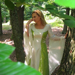 Bridal dress here in green white with chiffon sleeves image 4