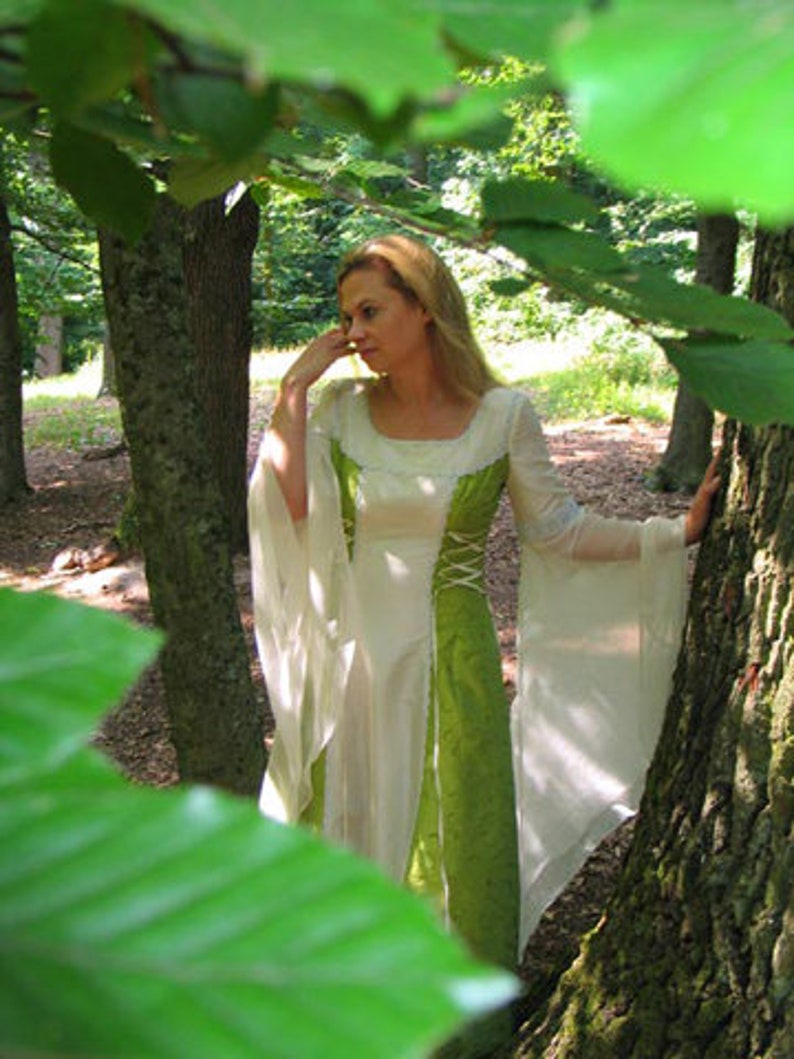 Bridal dress here in green white with chiffon sleeves image 4