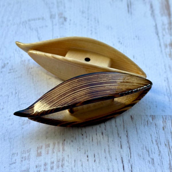 Navetta per chiacchierino in legno con gancio, realizzata a mano in legno di pino Frivolite navette