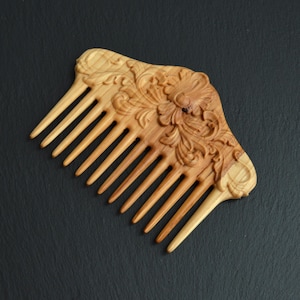 Handgemaakte houten kam met houtsnijwerk voor vrouwen / Kam met brede tanden, gemaakt van massief haagbeukenhout