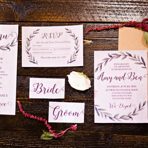 Invitación de boda clásica con fotografía, RSVP, menú y tarjetas de ubicación con detalles de madera y tablones