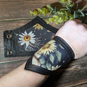 Daisy Mini Bracers Faux Leather Handmade Larp Cosplay Renaissance Faire Festival Accessories Gender Neutral Flowers Druid Ranger Vegan