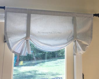 Attachez le rideau. Bande à cocher classique. Valance de bande noire blanche. Rose clair Gris Strip Valance Tie Up Valance Tie Up Shade Stripe Valance.