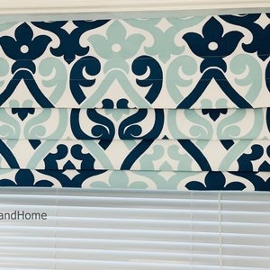 Faux Römischer Farbton. Flacher römischer Schirm Valance. Fake Römischer Schatten Valance. Monroe Valance. hellblau navy blau weiß.