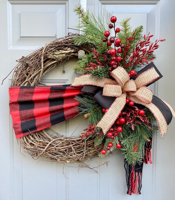 Weihnachtskranz mit Buffalo plaid Schal, Winterkranz für Haustür mit roten Beeren und Evergreen, Bauernhaus Urlaub Front Porch