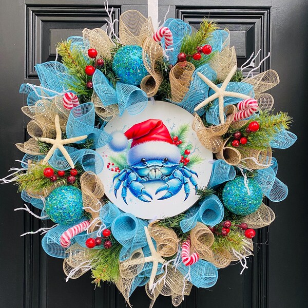 Corona navideña de hoja perenne con cangrejo azul de Papá Noel y estrellas de mar, decoración natural para la playa, cabaña costera o casa de playa