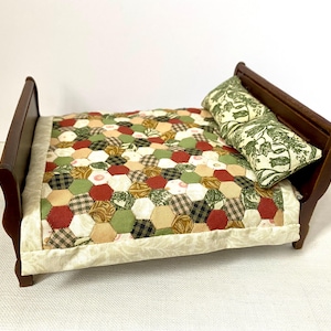 Miniature DOLLHOUSE Dollshouse Patchwork Quilt & Two Pillows Autumn Fall Colours 1/4&quot; Hexagons for 12th Scale DOUBLE BED Doll House Bedding