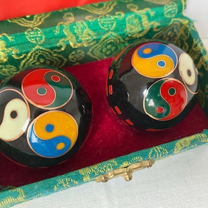 Bolas chinas vintage de cloisonné Yin Yang Baoding para meditación y ejercicio, bolas sonoras para relajación y alivio del estrés. Caja original asiática.