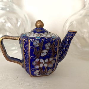 Miniature Chinese Cloisonné TEAPOT Vintage ASIAN Teapot Brass & Enamel Gilded Metal Pot Oriental Floral Decor Collectible