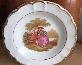 Vintage FRANCÉS Decorativo Pin o Baratija Plato LIMOGES Porcelana FRAGONARD 'Lovers' Plato Dorado Estilo Rococó Boudoir Decoración Joyería Plato