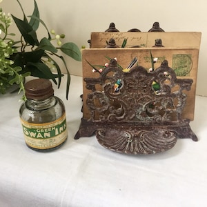 ヴィンテージ ロココ スタイル 装飾 レターラック 装飾 重厚 金属製 2 セクション + スタンプ ディッシュ 古びた金属 緑青 自宅 オフィス 廊下 装飾
